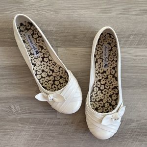 american eagle white flats bows 9 1/2 OBO